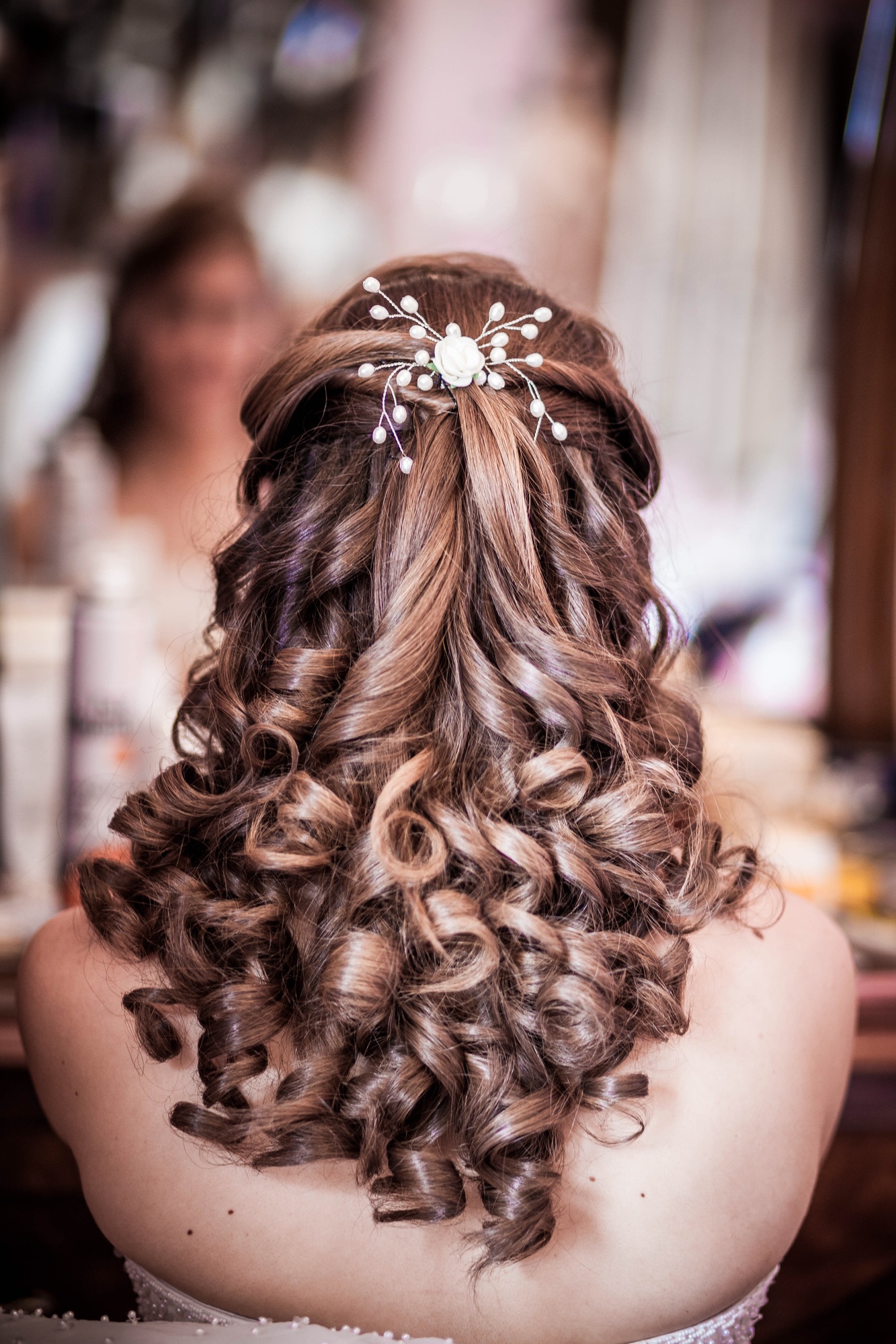 Women hairstyle curly hair behind beautiful hair beauty